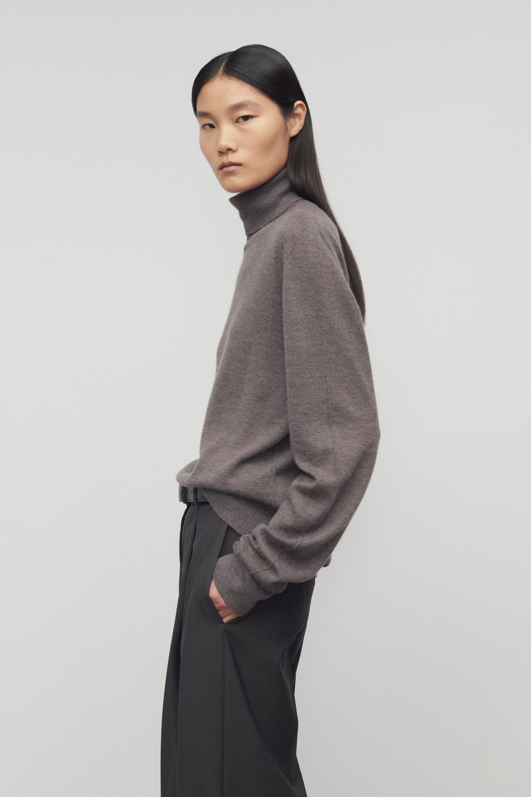 Lizzy Turtleneck in Cashmere - Image 4