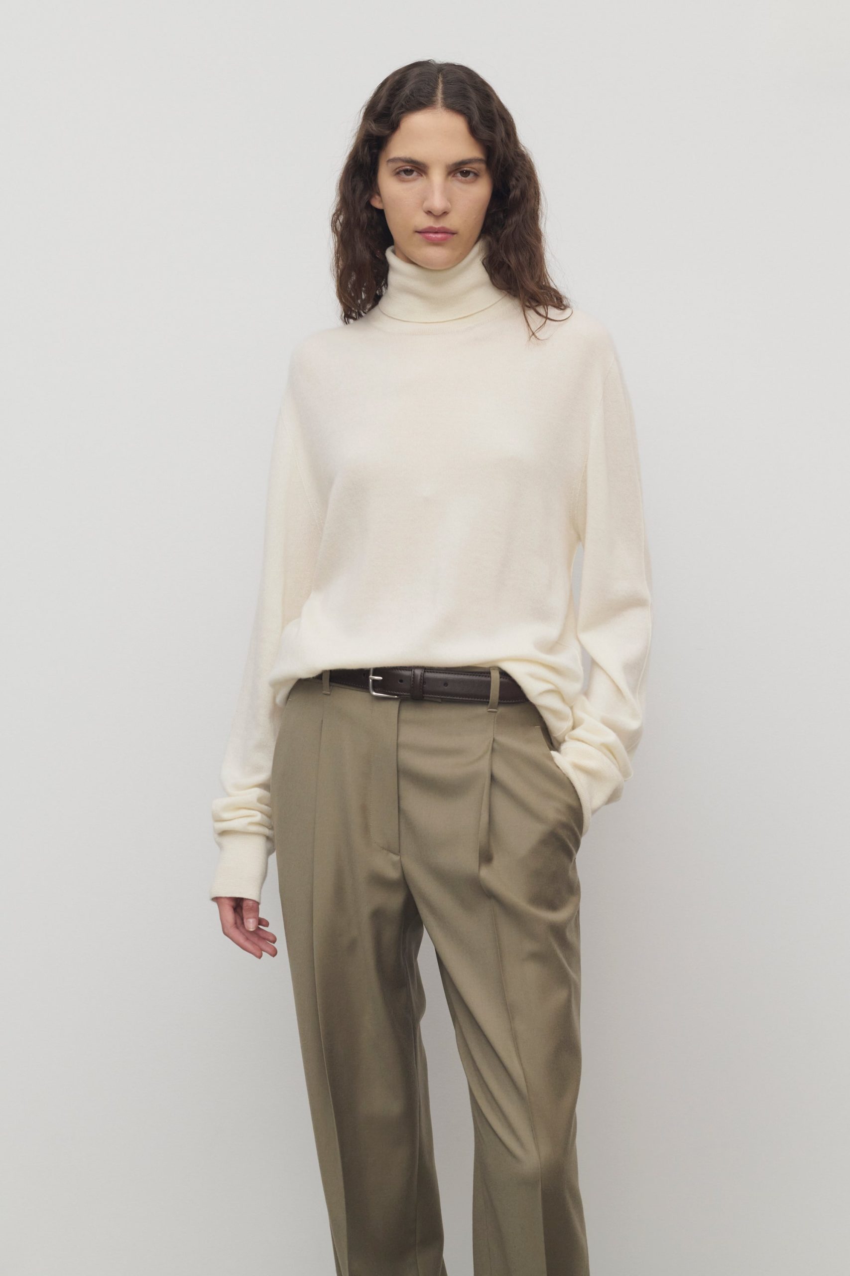 Lizzy Turtleneck in Cashmere - Image 3